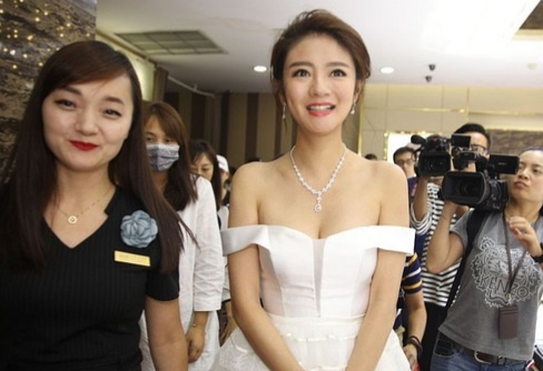 Nha giau Hong Kong thuong cho con dau biet thu moi lan mang thai hinh anh