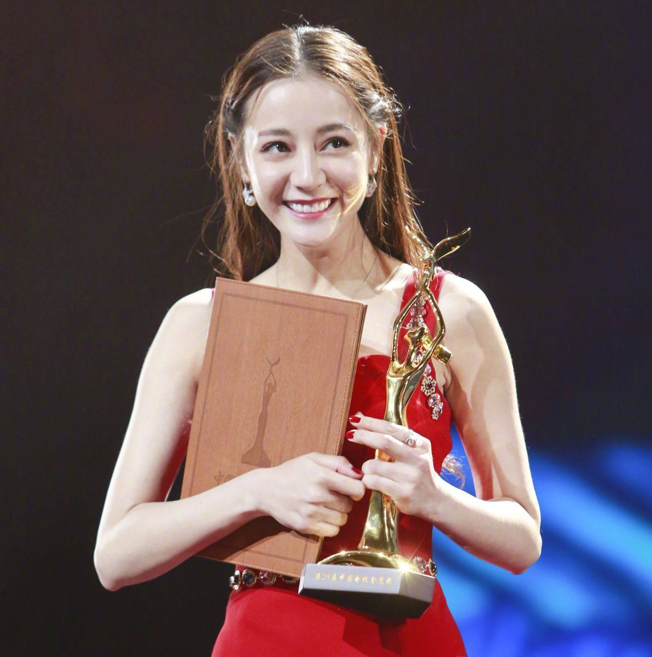 Dich Le Nhiet Ba nhan giai Kim ung anh 1