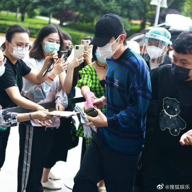 Đặng Luân bị cấm sóng ảnh 2 Dang Luan bi cam song anh 2