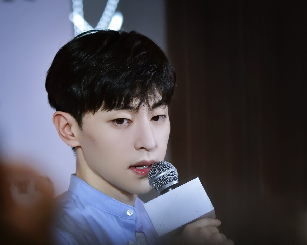 Đặng Luân bị cấm sóng ảnh 3 Dang Luan bi cam song anh 3