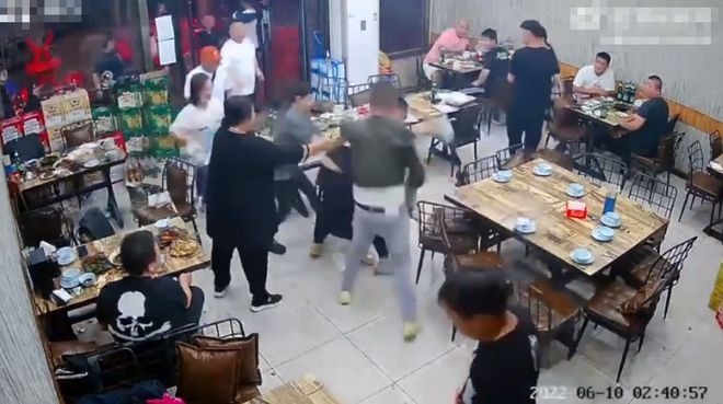 cô gái trung quốc bị nhóm thanh niên hành hung ảnh 2 co gai trung quoc bi nhom thanh nien hanh hung anh 2