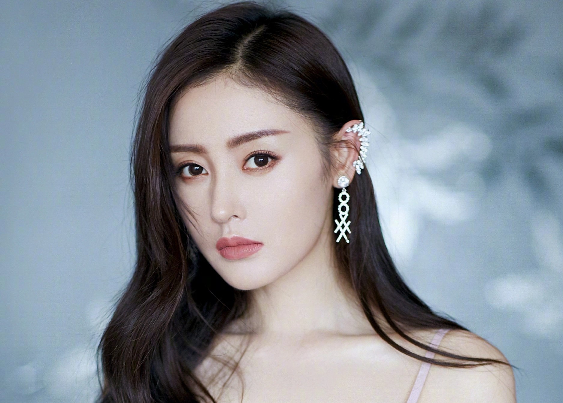 Gioi showbiz phan no truoc vu nhom dan ong danh mot co gai hinh anh