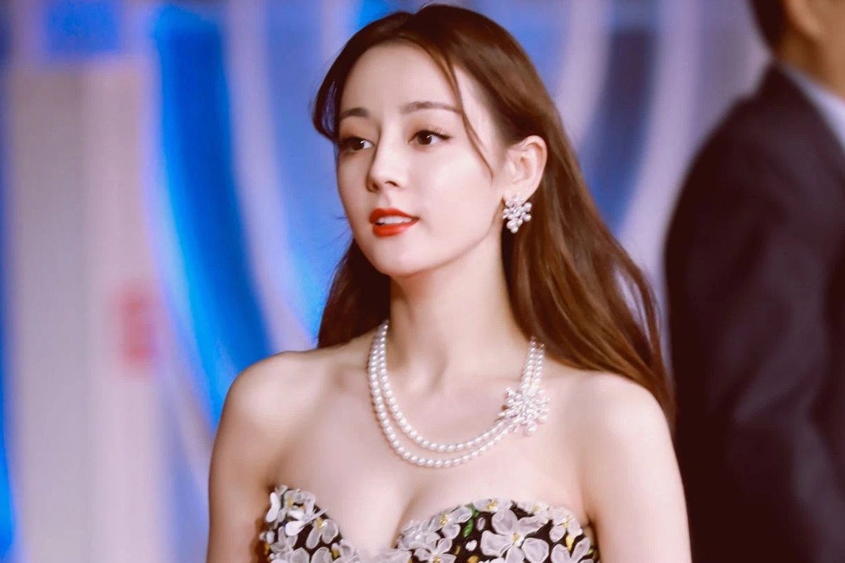 Nghe si Trung Quoc khong quang cao my pham tran lan hinh anh