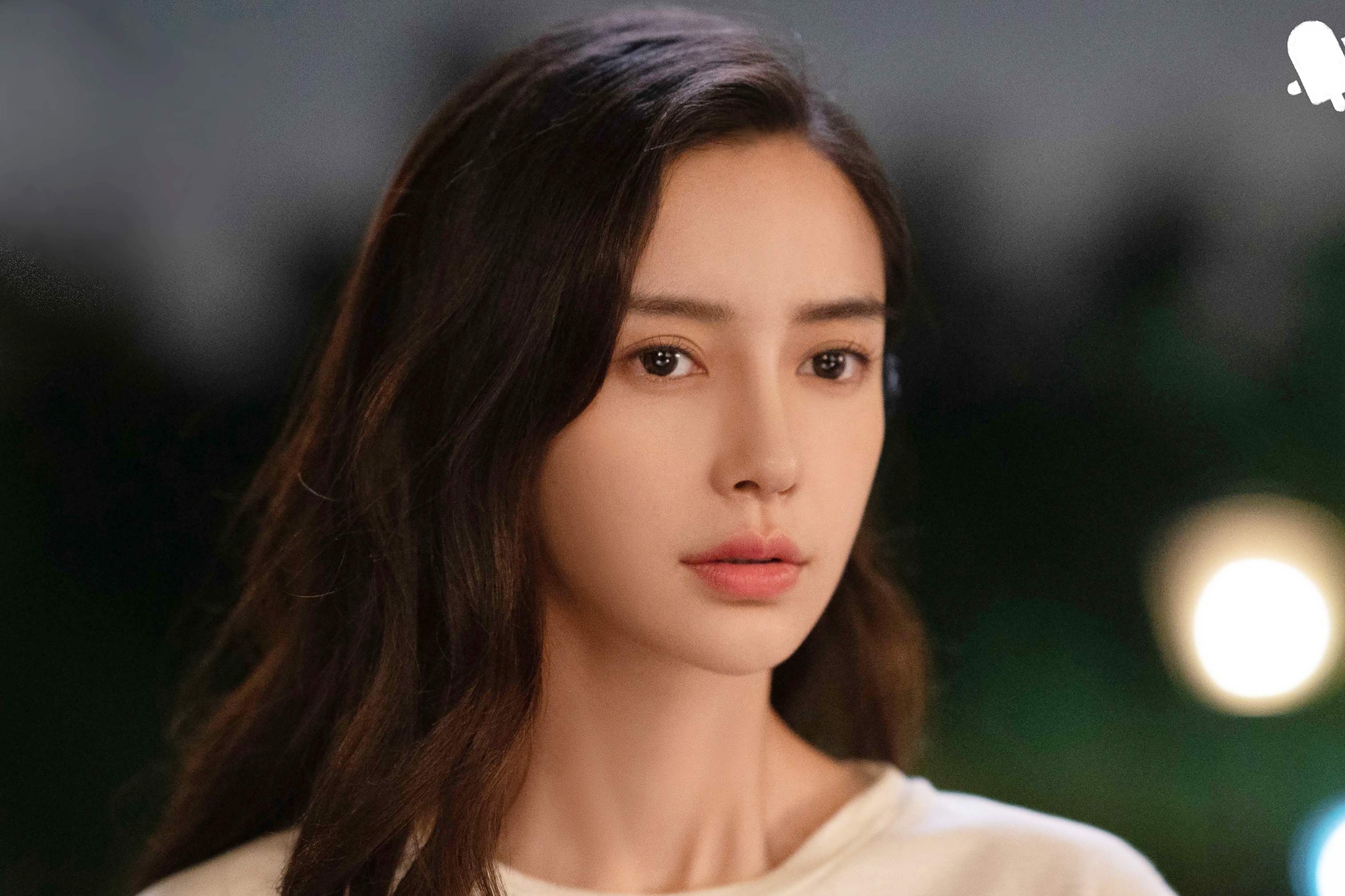 Angelababy van la binh hoa di dong hinh anh