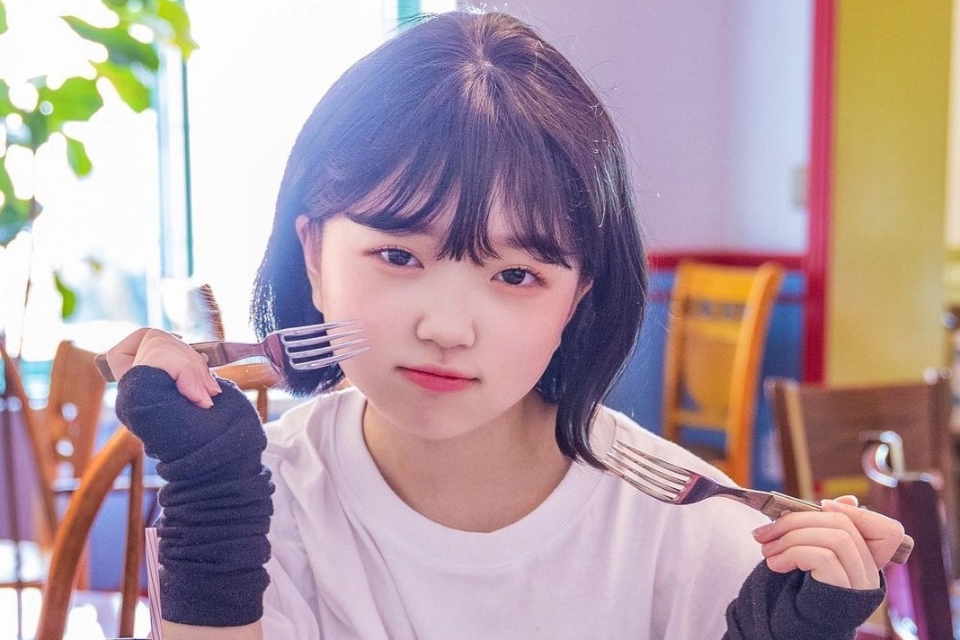 Anh ngoai doi cua nu dien vien 21 tuoi dong em be tieu hoc hinh anh