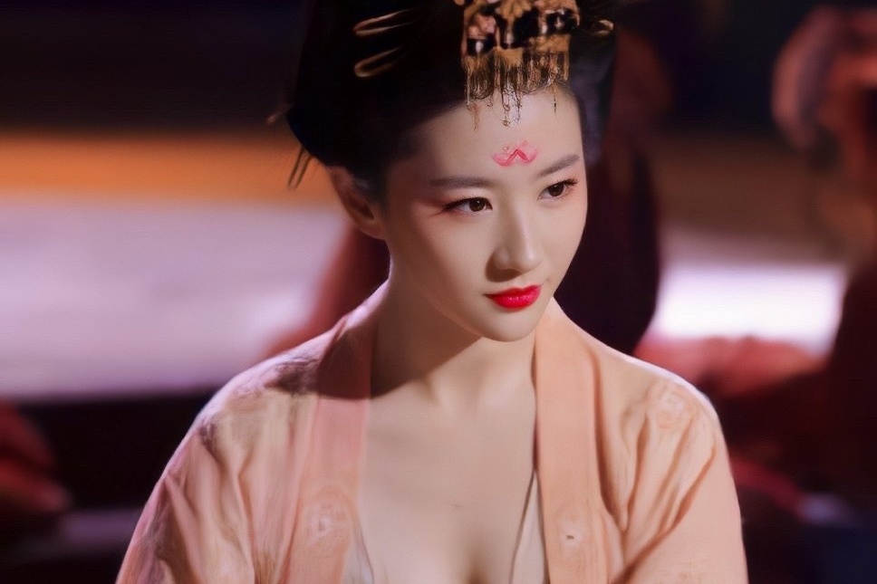 Nhan vien lot vao khung hinh phim cua Luu Diec Phi hinh anh