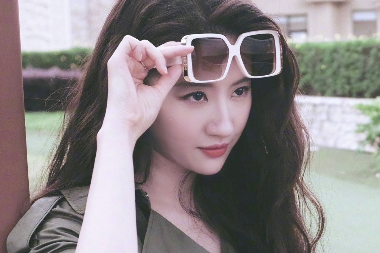 Dong thai cua Luu Diec Phi sau khi bi khoi lai loat scandal hinh anh