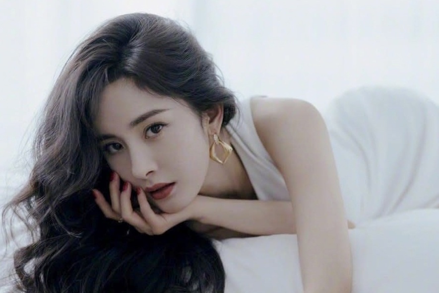 Duong Mich hoan quay phim vi bi thuong o mat hinh anh