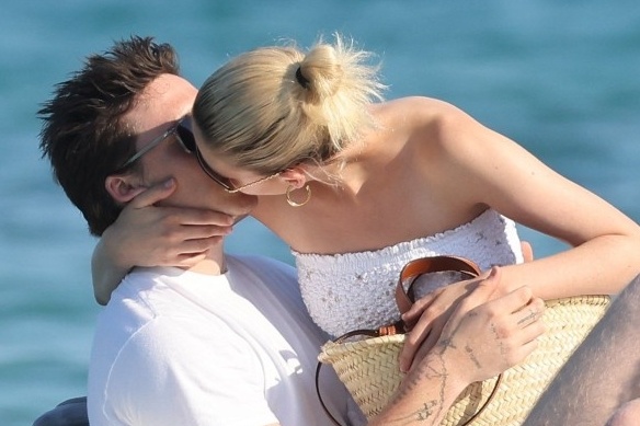 Brooklyn Beckham va Nicola Peltz lang man tai Phap hinh anh