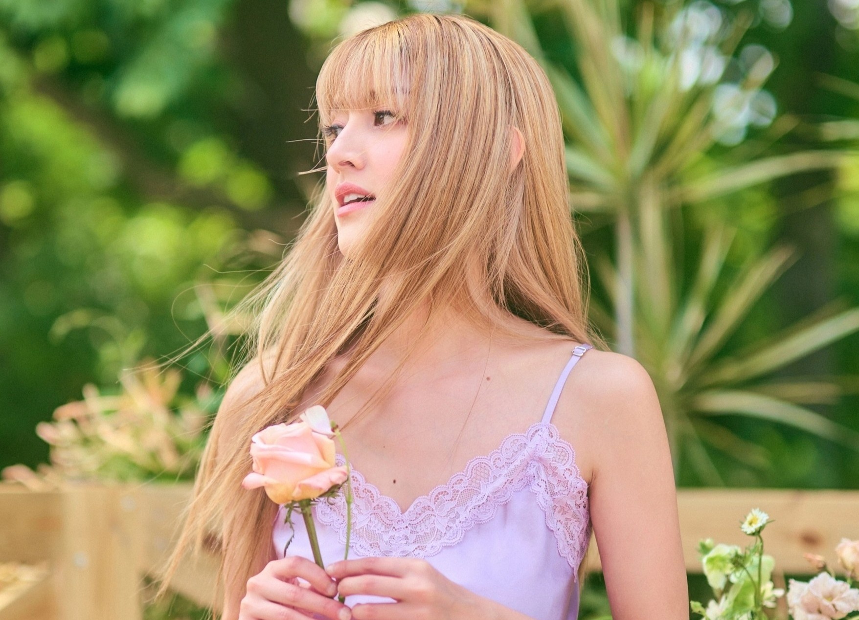 Hoa hau Tran Khai Lam mo tiec bikini mung sinh nhat hinh anh