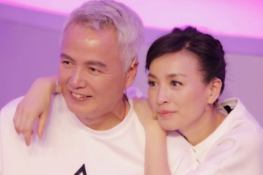 Vo chong Truong Dinh mua hang giam gia sau khi bi phong toa tai san hinh anh