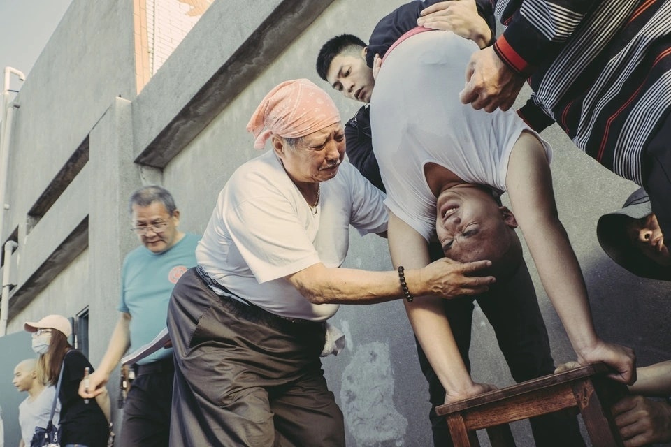 Hong Kim Bao suc khoe kem anh 3