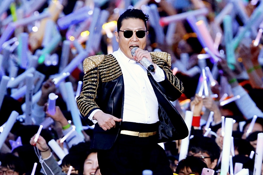 Mot cong nhan chet khi thao do san khau cua PSY hinh anh