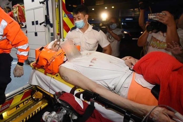 Tinh trang nguy kich cua vu cong bi man hinh LED 600 kg roi trung nguoi hinh anh