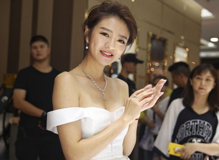 Nu dien vien be bang vi lay chong giau hinh anh