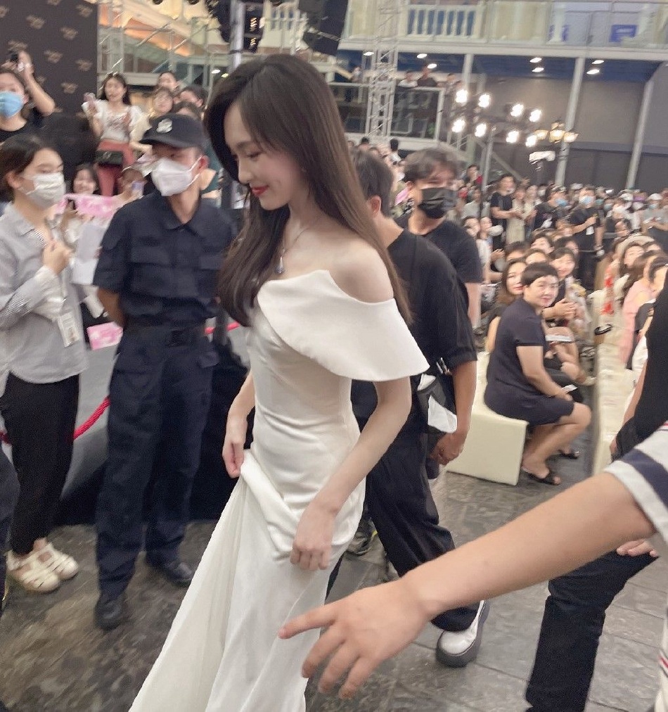 Duong Yen sinh con anh 1