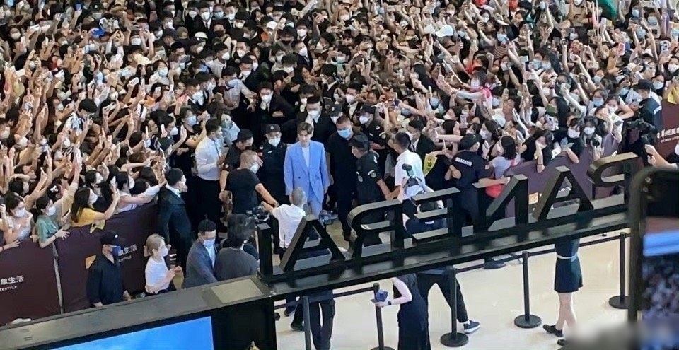 Lý Dịch Phong được hàng trăm nghìn khán giả chờ đón ảnh 3 Ly Dich Phong duoc hang tram nghin khan gia cho don anh 3