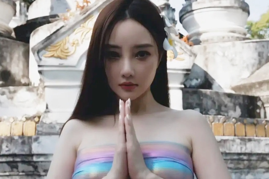 Ly Tieu Lo mac trang phuc phan cam hinh anh