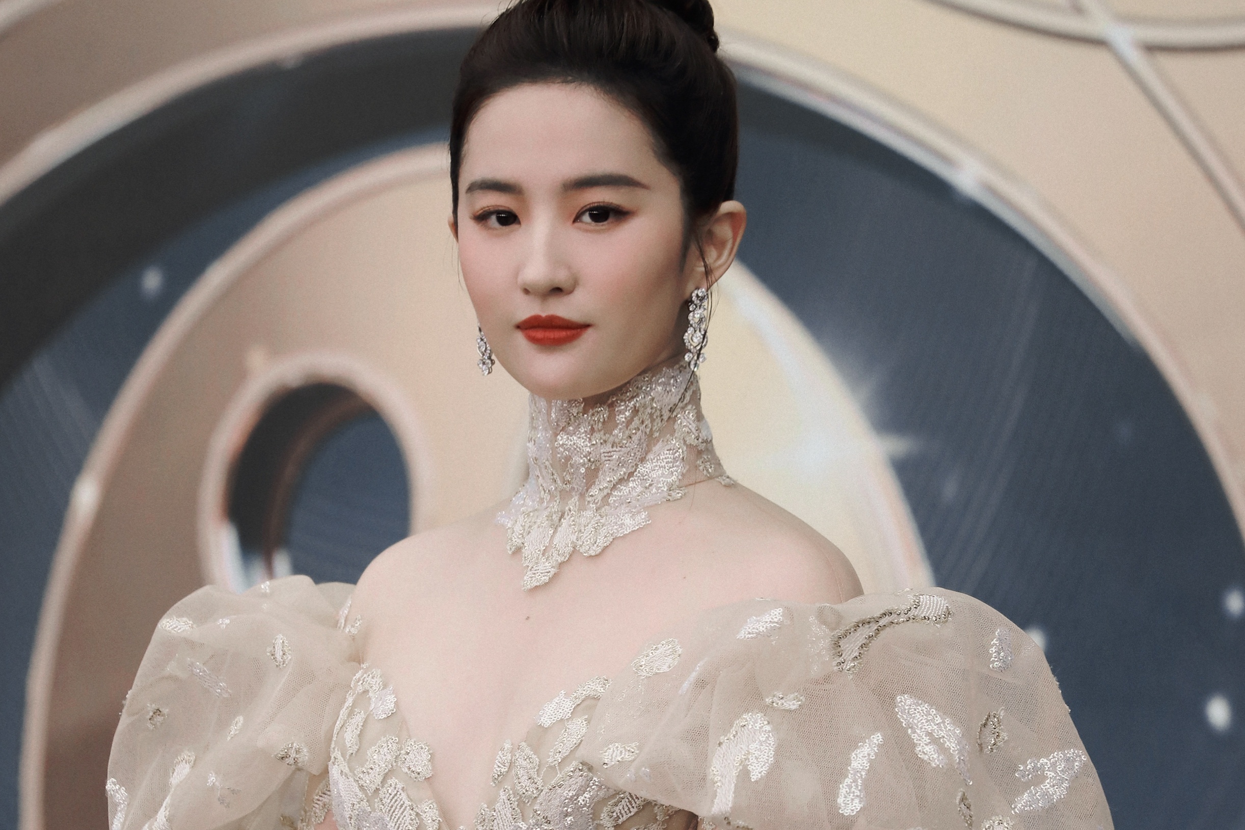 Luu Diec Phi lan at dan minh tinh hinh anh