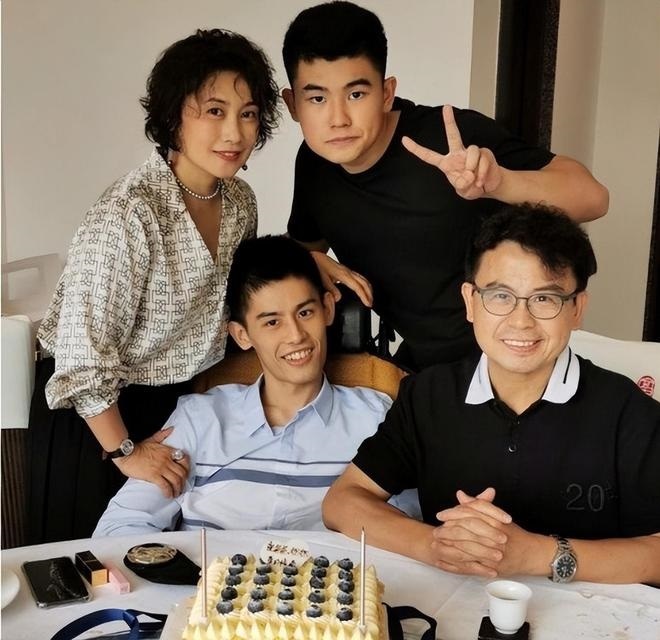 ban than Chau Tinh Tri anh 4