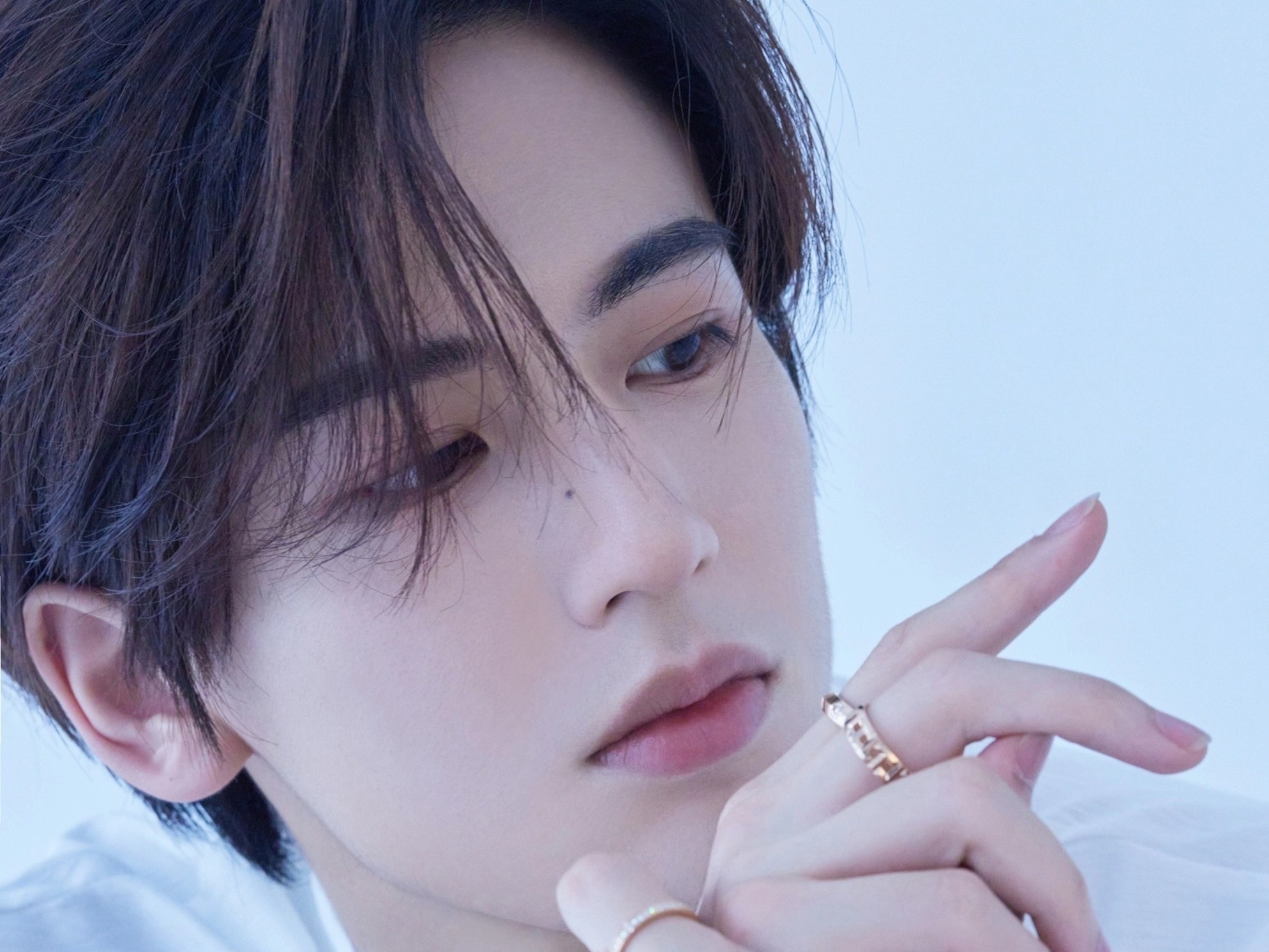 Nam than co trang doi doi nho vai dien moi hinh anh