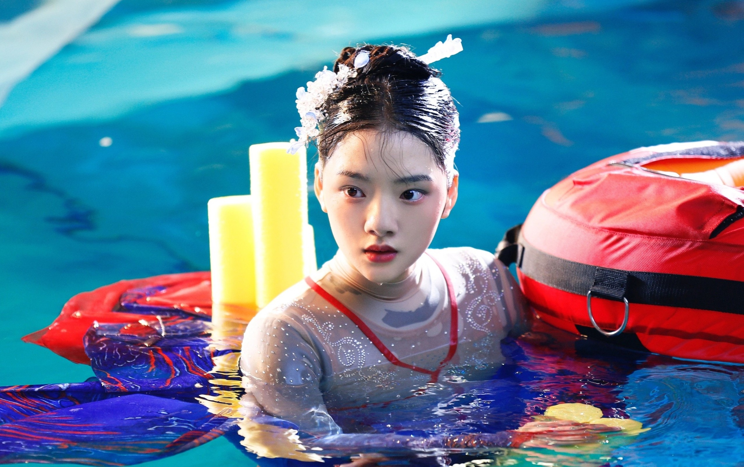 Nham Man nin tho de mua duoi nuoc sau 5 m hinh anh