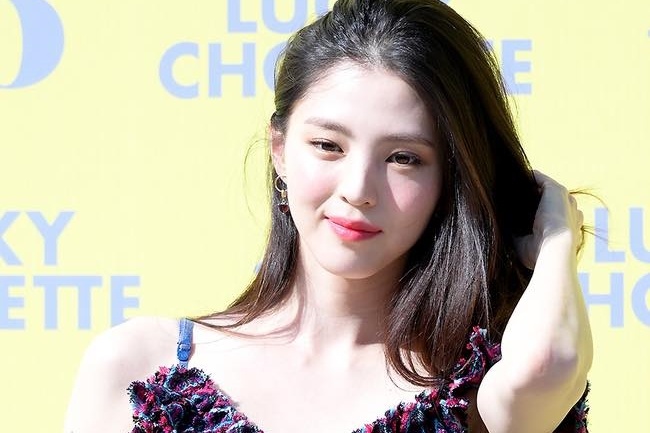 Han So Hee xuat hien sau tai nan phim truong hinh anh
