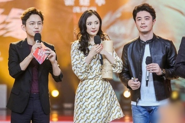 Dan MC quoc dan cua Trung Quoc tut doc su nghiep hinh anh