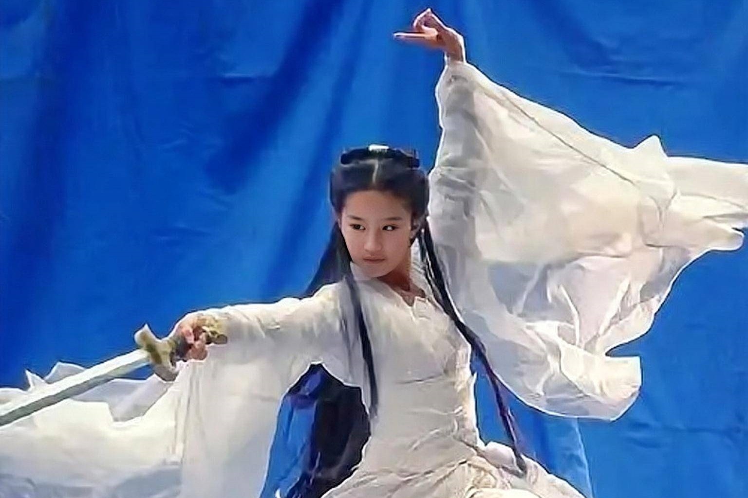 Luu Diec Phi the hien cac dong tac vo thuat man nhan hinh anh