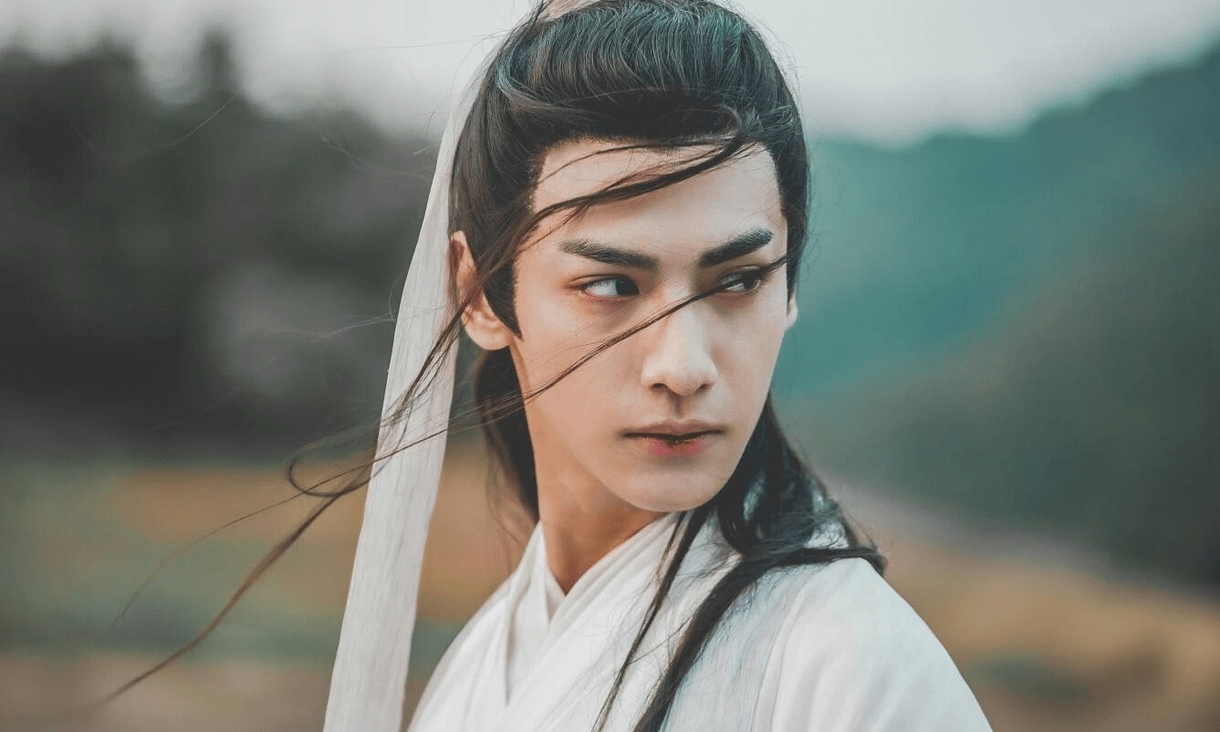 La Van Hi bi gan thiet bi theo doi tren xe hinh anh