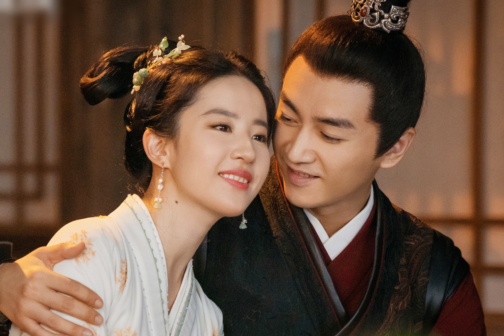 Nu hon nong bong cua Luu Diec Phi va Tran Hieu gay sot hinh anh