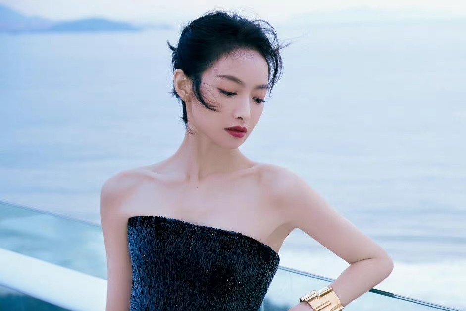 Dan sao nu mac goi cam du thoi tiet lanh hinh anh