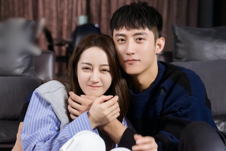 Dich Le Nhiet Ba lai vuong tin hen ho voi Hoang Canh Du hinh anh