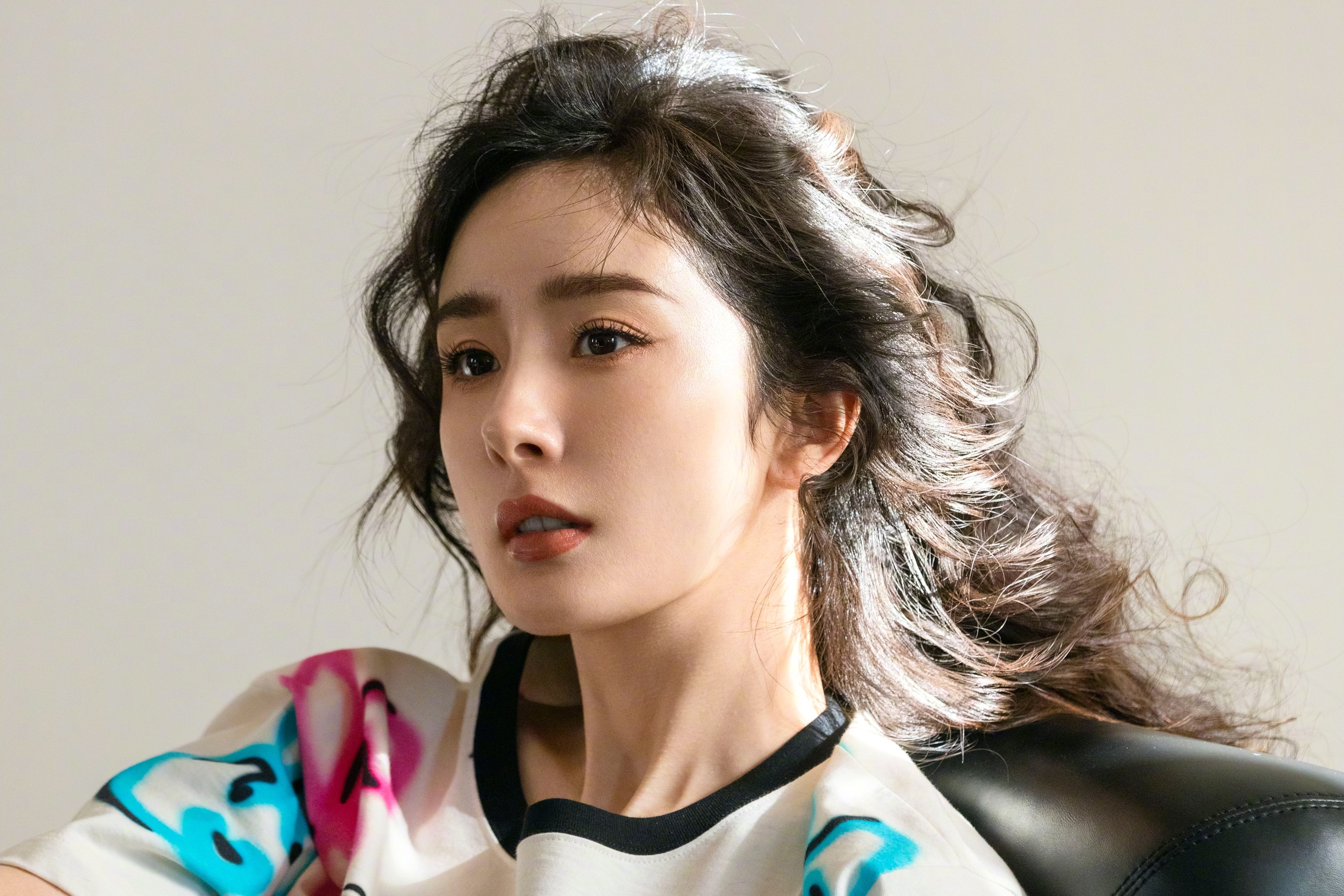 Duong Mich lien tuc vuong thi phi hinh anh