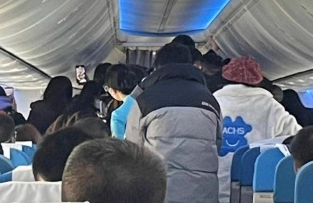 Fan cuong TNT gay nao loan tren may bay hinh anh