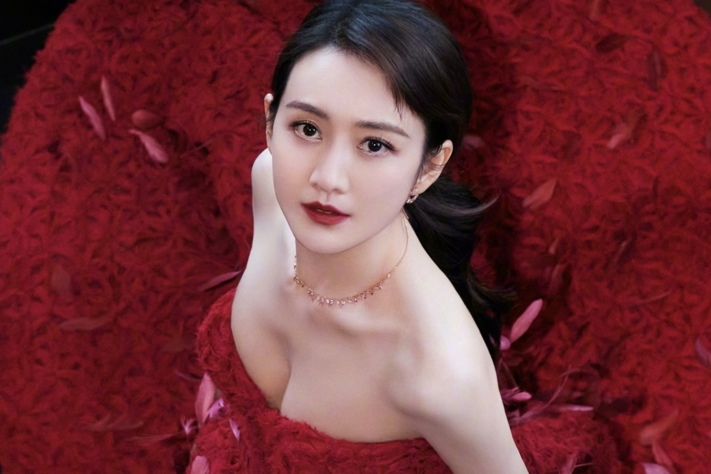 Vuong Au bi boi nho 'doc kich ban dem khuya' voi sao nam hinh anh