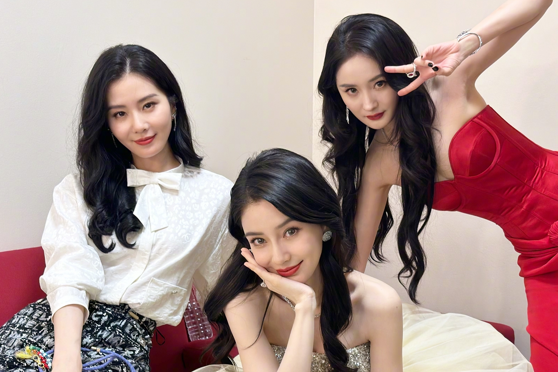 Duong Yen bi cam cua trong Dem hoi Weibo 2023 hinh anh