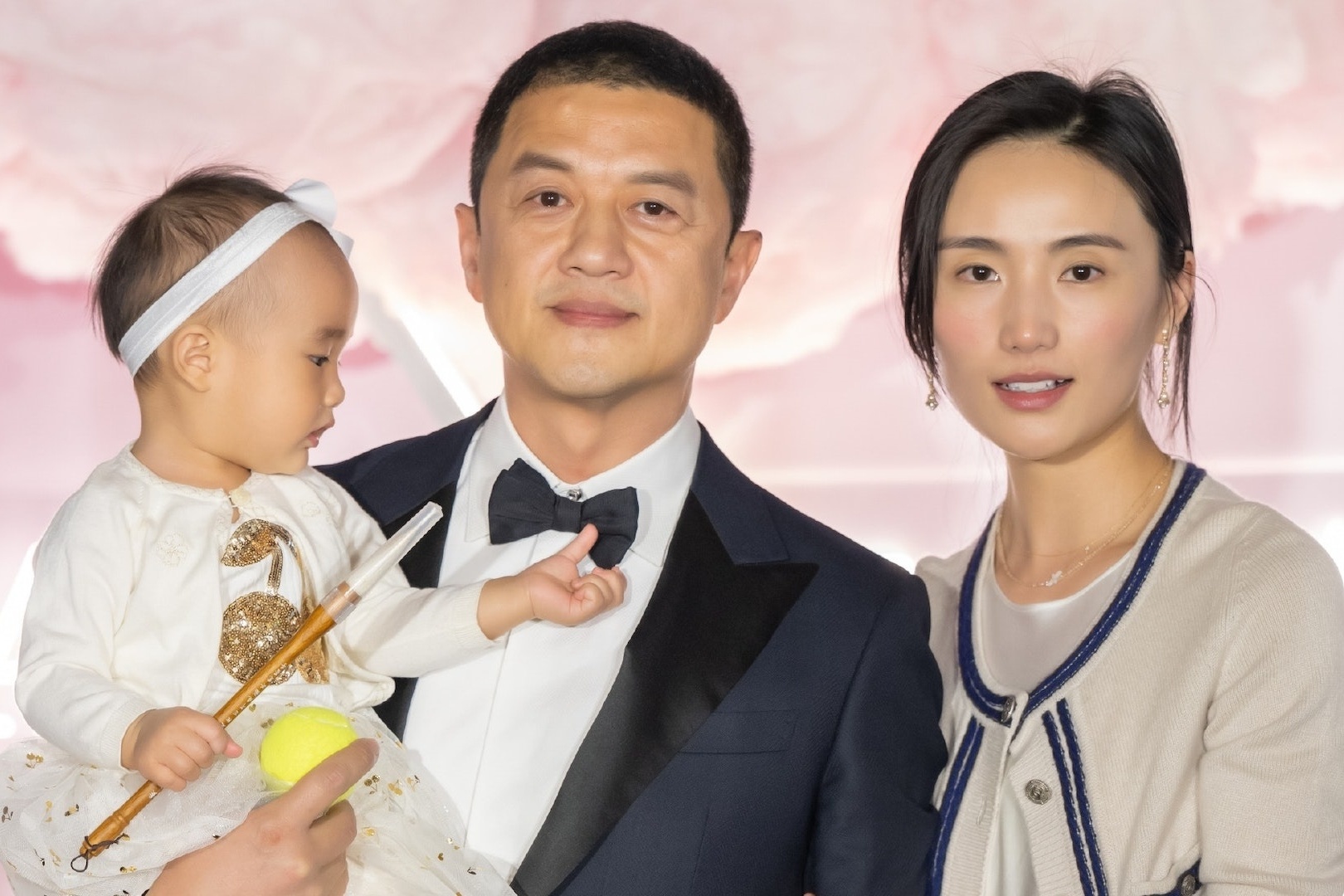 Vo Ly A Bang mot minh dua con ve que sau tranh cai hinh anh