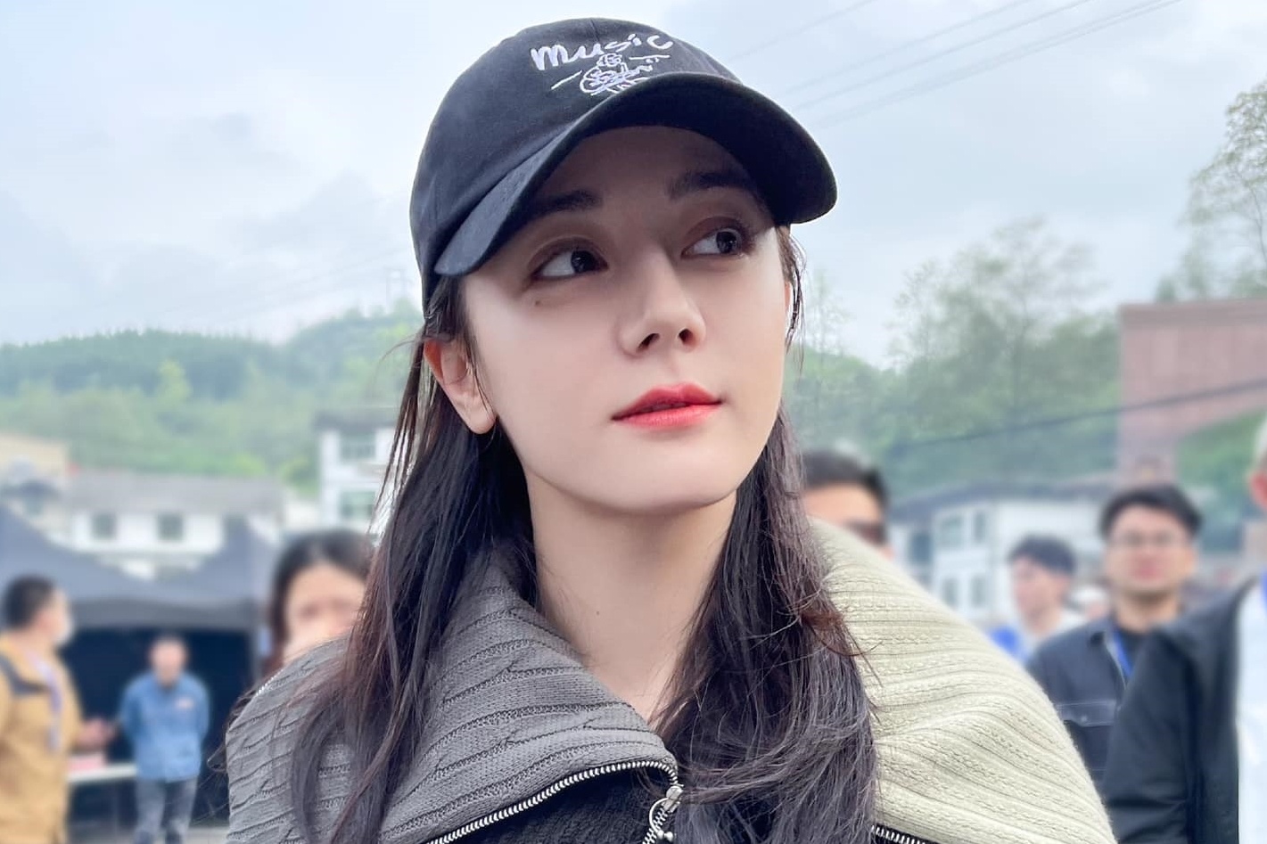 Dich Le Nhiet Ba nhan vai canh sat sau 10 thang nghi dong phim hinh anh