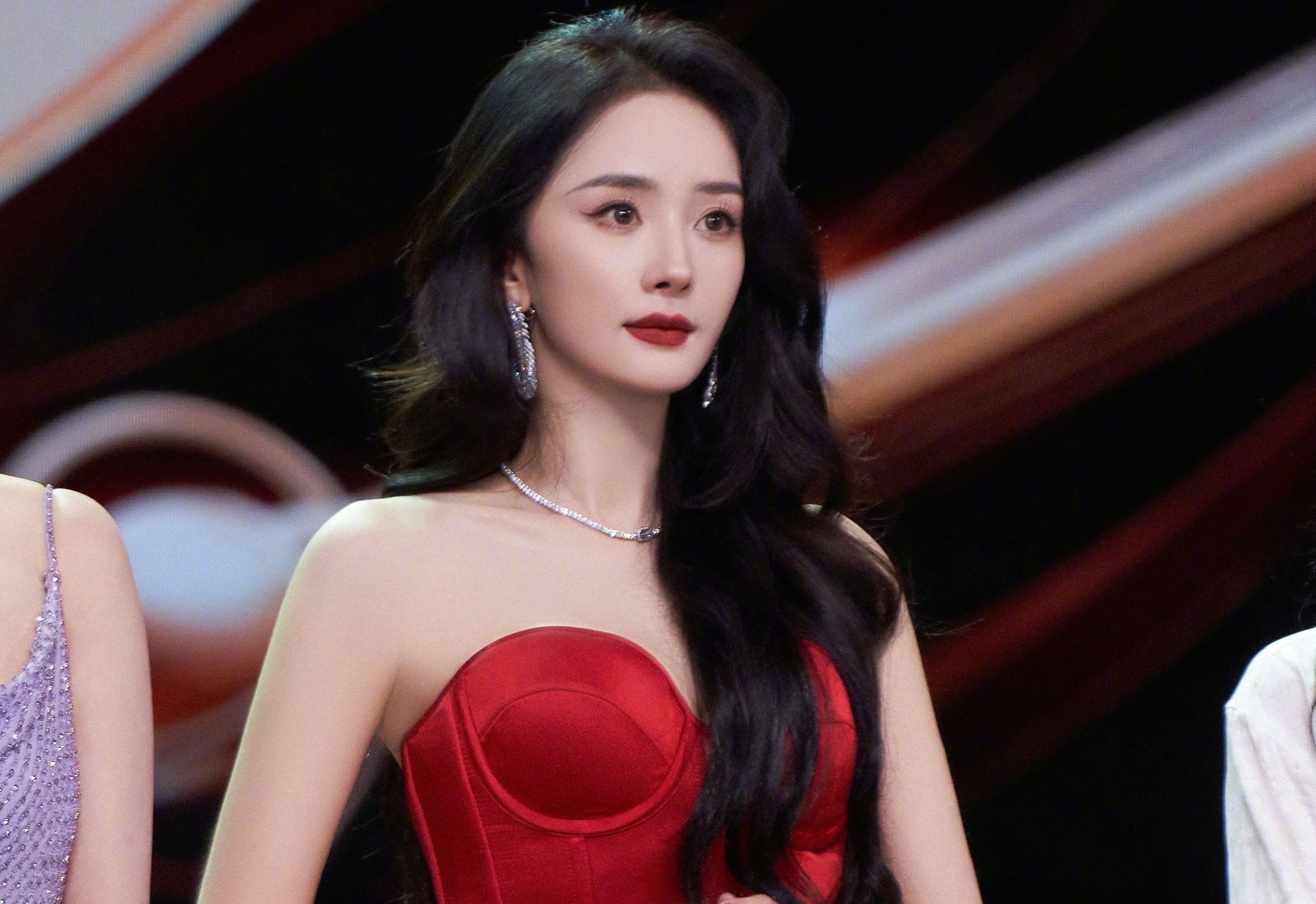 Tong To Nhi, Duong Mich bi che thieu chuyen nghiep hinh anh