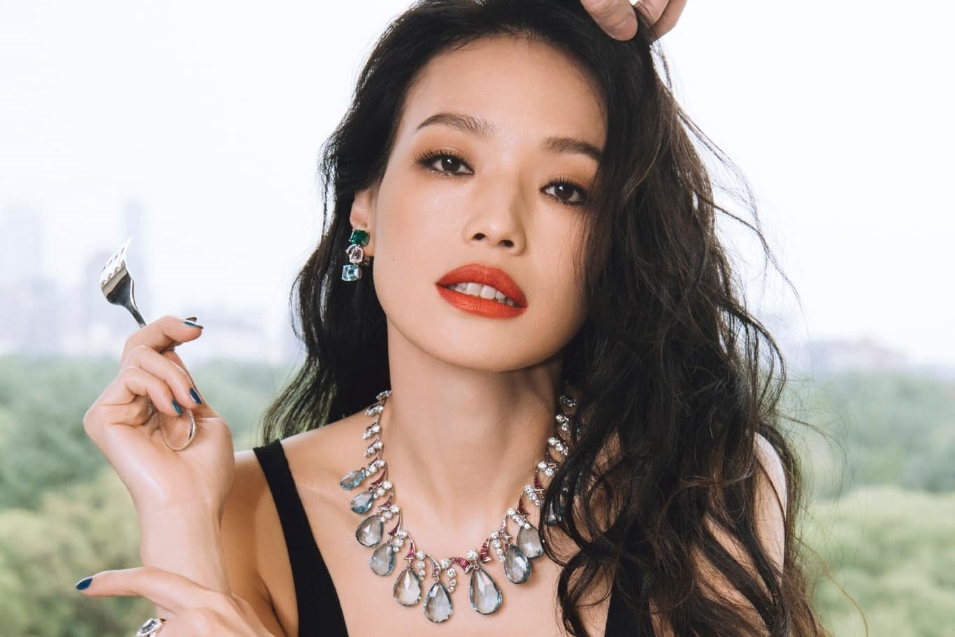 Thu Ky va dan sao nu chuong vay cup nguc, xe sau hinh anh