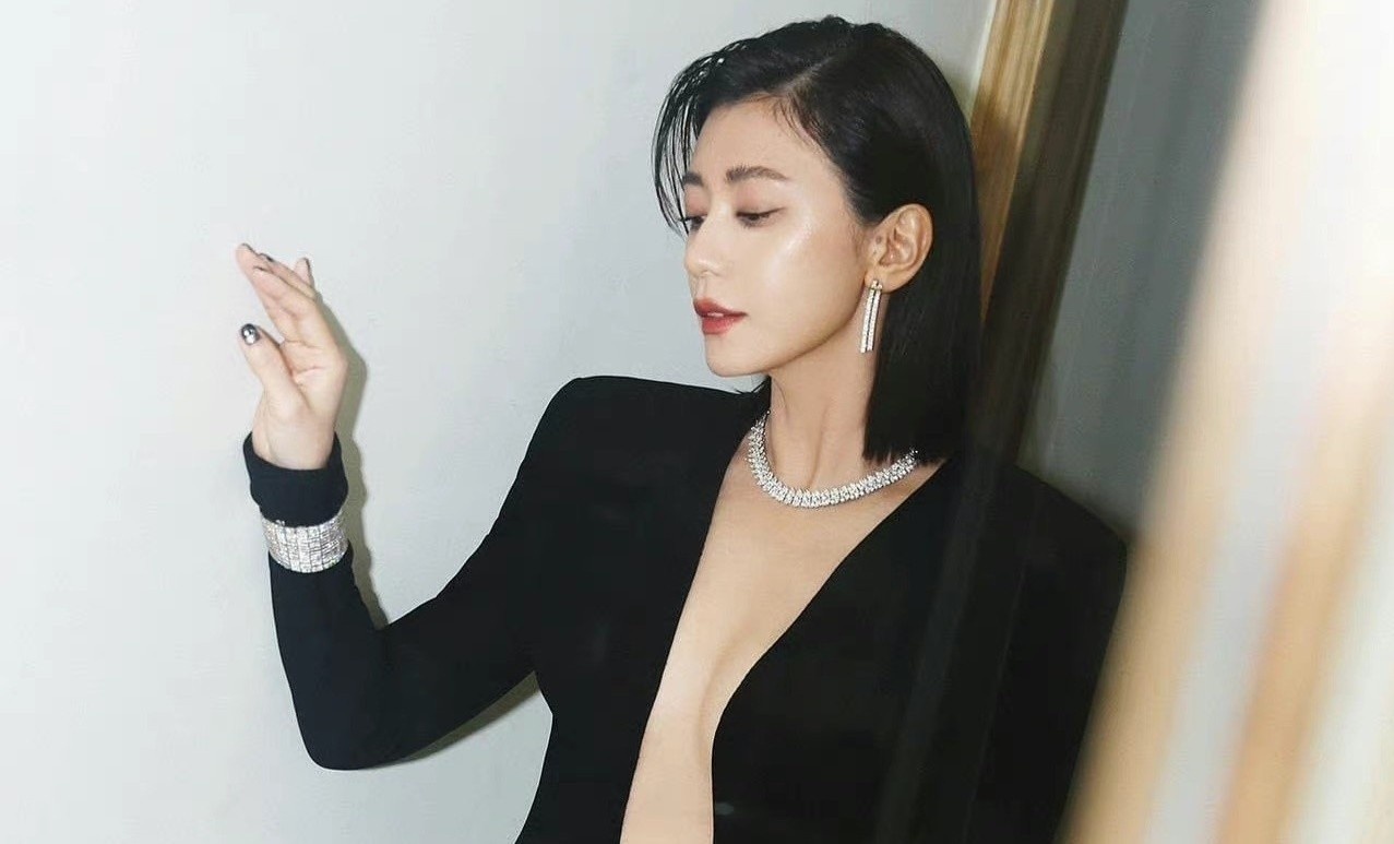 Ve quyen ru cua Gia Tinh Van - doi thu 'dap gio' cua Chi Pu hinh anh