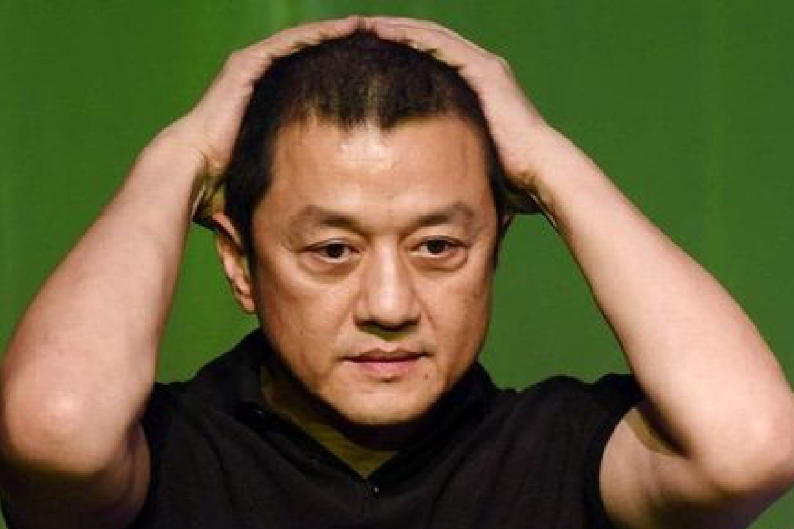 Ly A Bang khong duoc len may bay sau khi cong khai vo no hinh anh