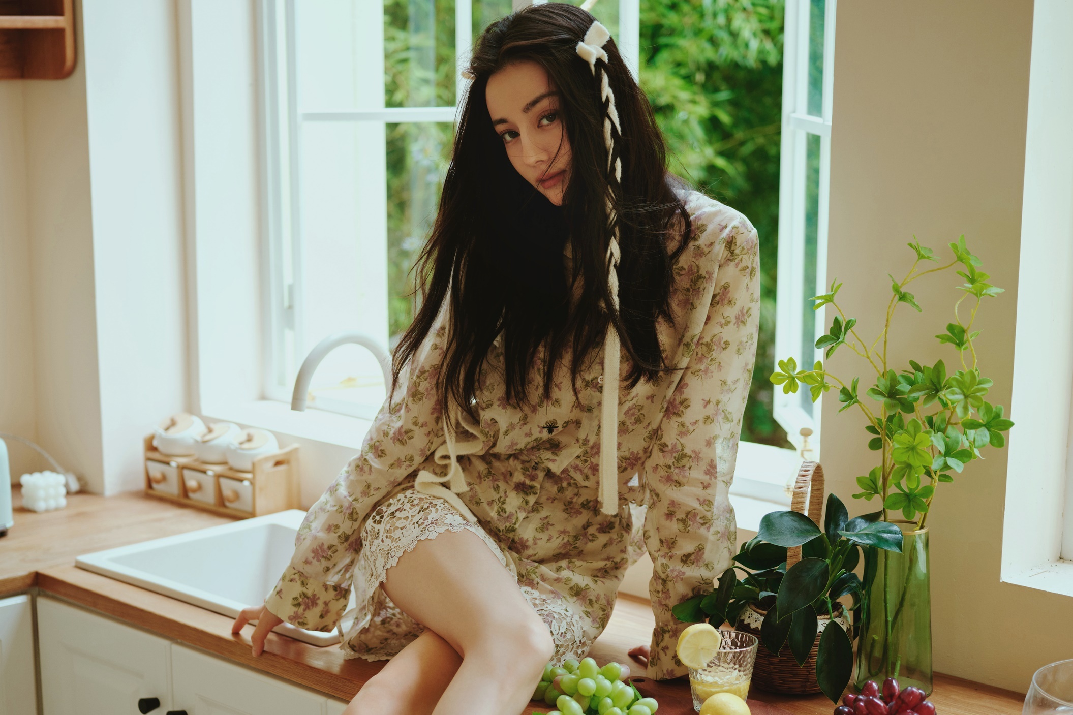 Doi chan gay tranh luan cua Dich Le Nhiet Ba hinh anh