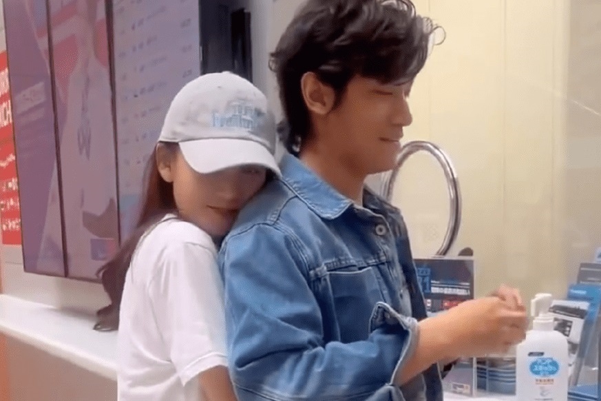 Tran Kieu An om hon chong tai san bay hinh anh