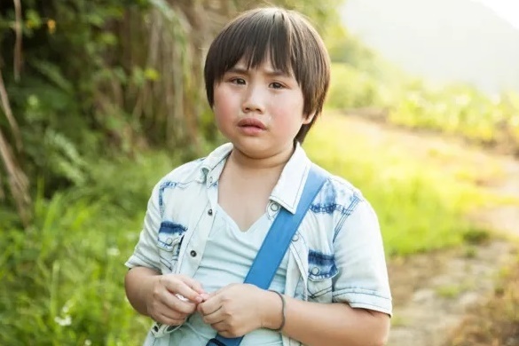 Sao nhi 2 tuoi noi khap chau A, 18 tuoi lam nhan vien ve sinh hinh anh