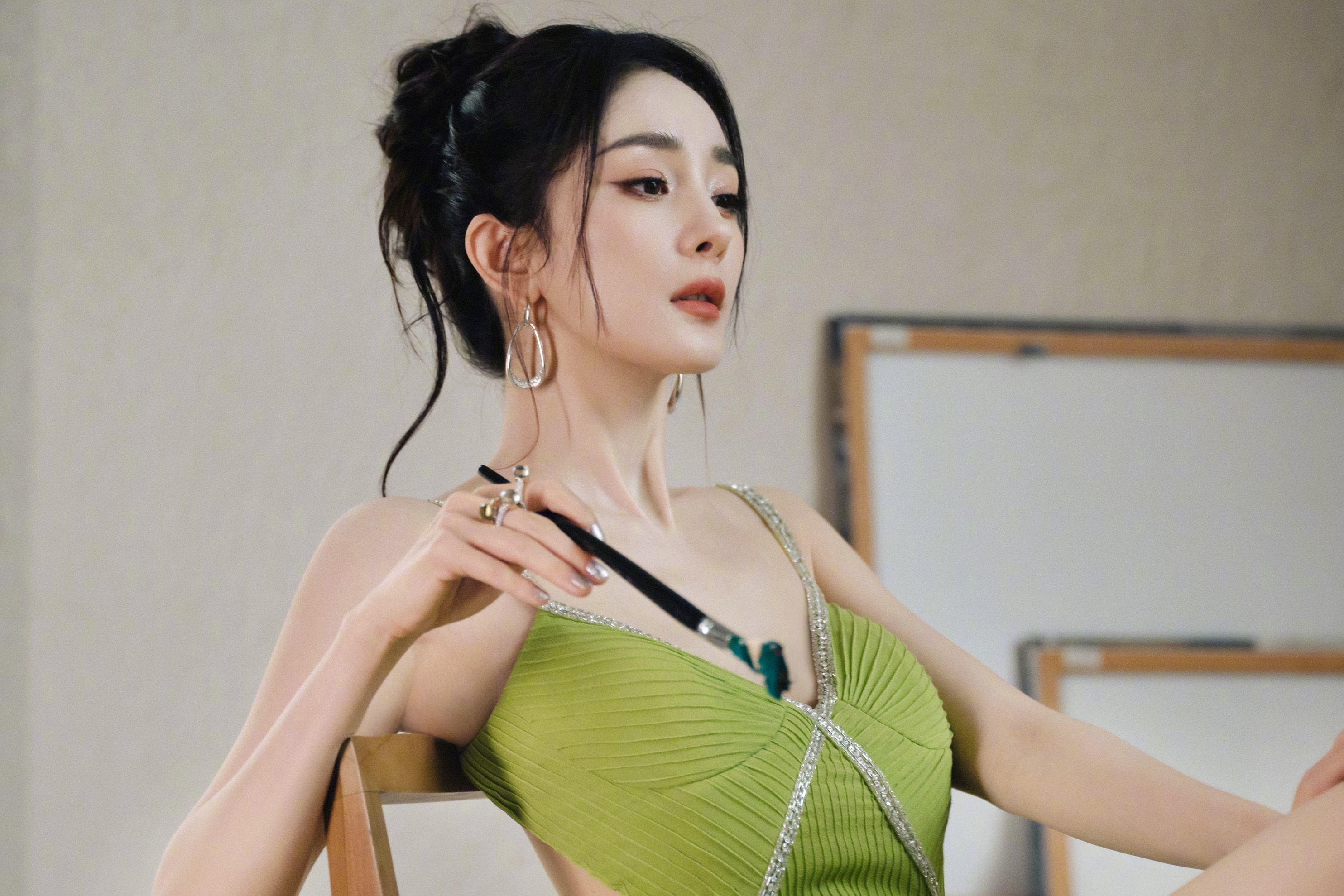 Duong Mich mat 10 hop dong quang cao hinh anh