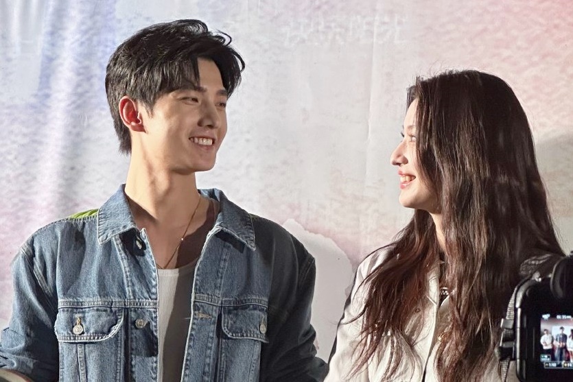 Duong Duong xuat hien ben ban gai tin don hinh anh