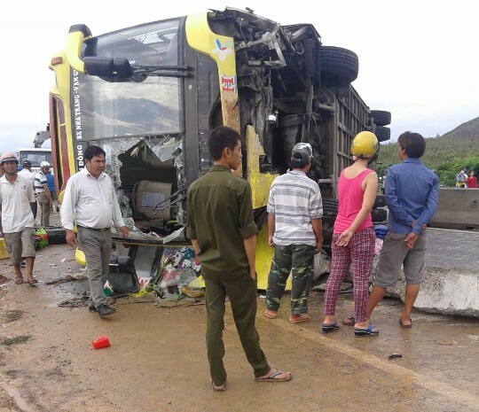 Xe giuong nam lat ngang, hanh khach tu vong hinh anh