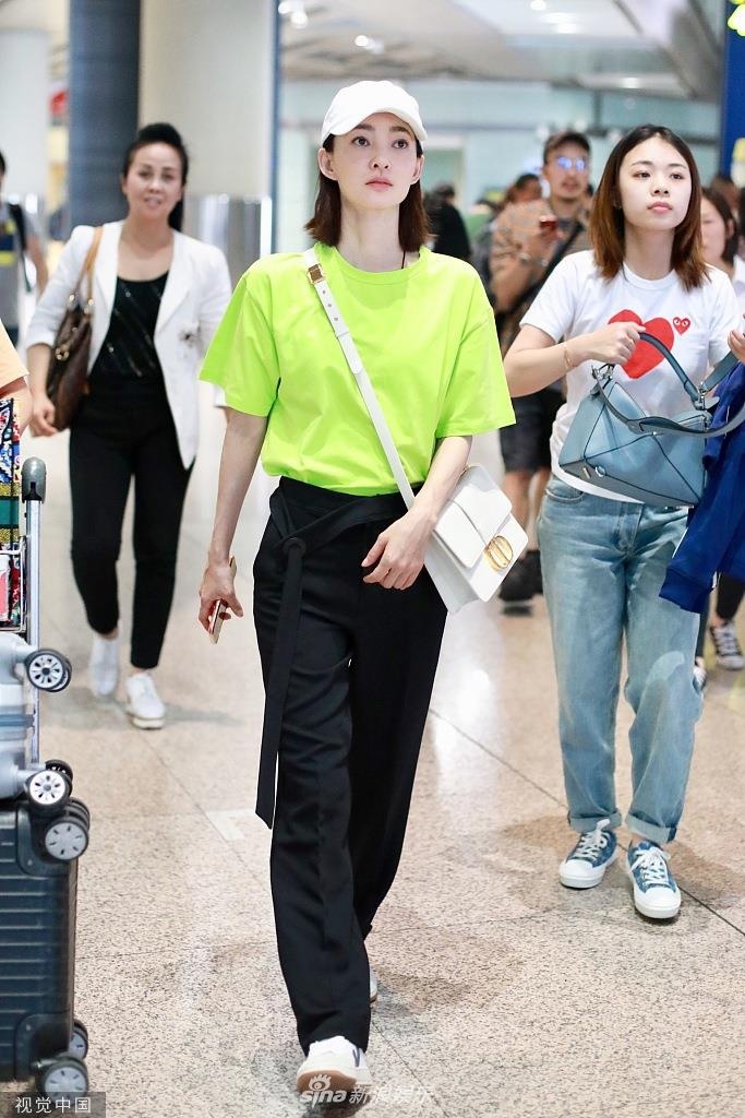 Hoc xu huong ruc ro tu nguoi noi tieng cho trang phuc he anh 8